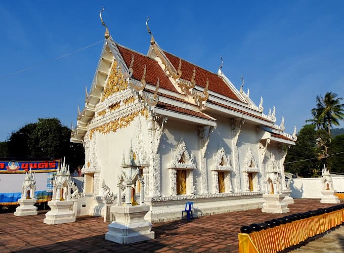 วัดโฉลกหลำ